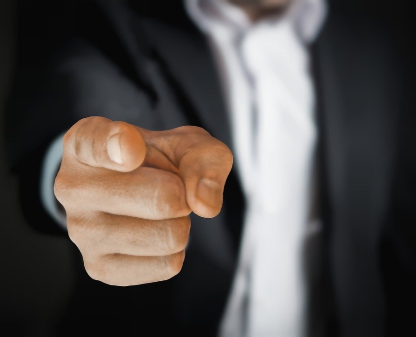 Administración de fincas en Madrid: Señalando a una persona